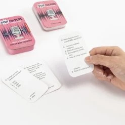 Kikkerland Pop Culture Trivia - Pubquiz - 50 Vragen - Spel Voor Onderweg -Spellen-Voor-Volwassenen Winkel 550x481 1