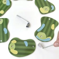 Kikkerland Golf In A Tin - Mini Golf Spel - Reisspel - Inclusief Meeneem Blikje 14 Kikkerland Golf In A Tin - Mini Golf Spel - Reisspel - Inclusief Meeneem Blikje -Spellen-Voor-Volwassenen Winkel 550x550 1